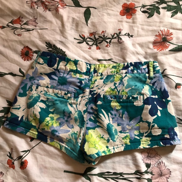 Floral beachy shorts - Picture 3 of 3